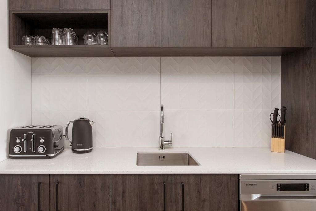 Stylish Brand New Sunny 3Bdrm 3Bth Garage Sleeps 6 Apartment Christchurch Exterior photo