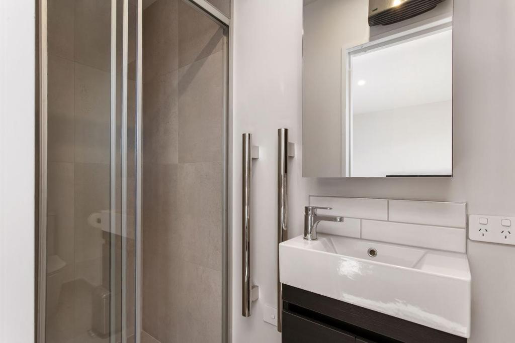 Stylish Brand New Sunny 3Bdrm 3Bth Garage Sleeps 6 Apartment Christchurch Exterior photo